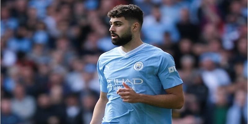 Trung vệ trẻ nhất các lợi ích nhận được